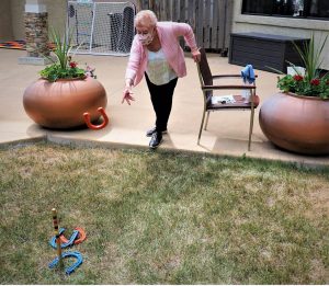 throwing a horseshoe